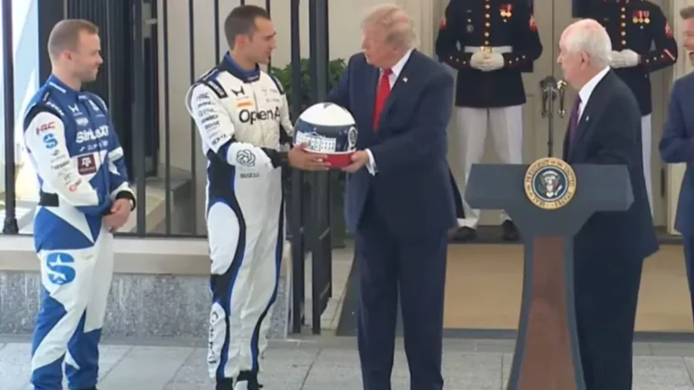 Alex Palou visita la Casa Blanca y regala un casco a Trump antes de carrera en Washington