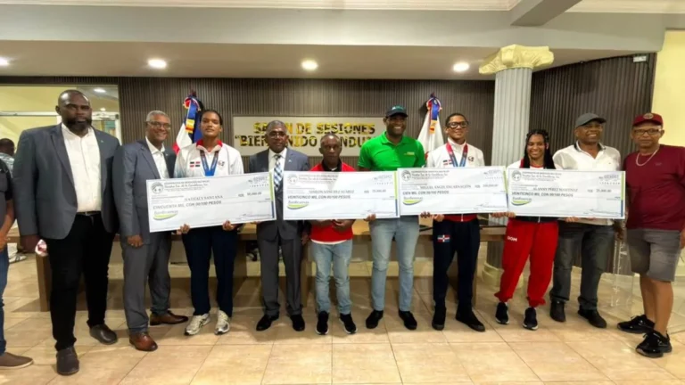 Entregan incentivos a medallistas de los Juegos en Sabana Grande de Boyá