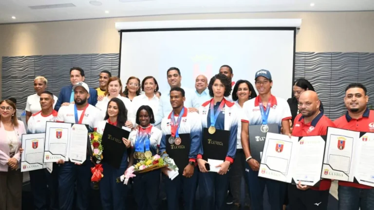 La Vega reconoce a sus medallistas de Santo Domingo 2026