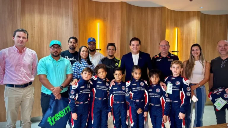 Pilotos de Mini FDA reciben uniformes para competir bajo estándares internacionales