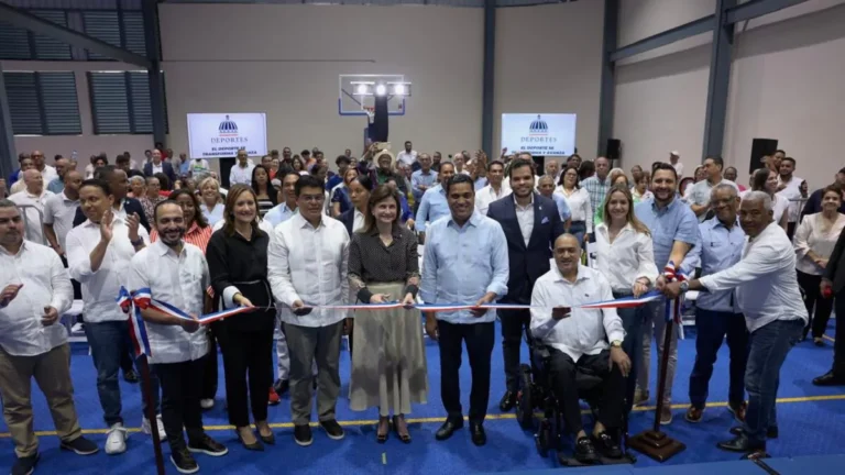 Vicepresidenta Raquel Peña y ministro Kelvin Cruz entregan techado del multiuso Plaza Independencia