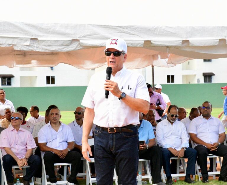 Fundación Macarrulla rinde homenaje a referentes del deporte dominicano en apertura de la Copa Macarrulla 2026