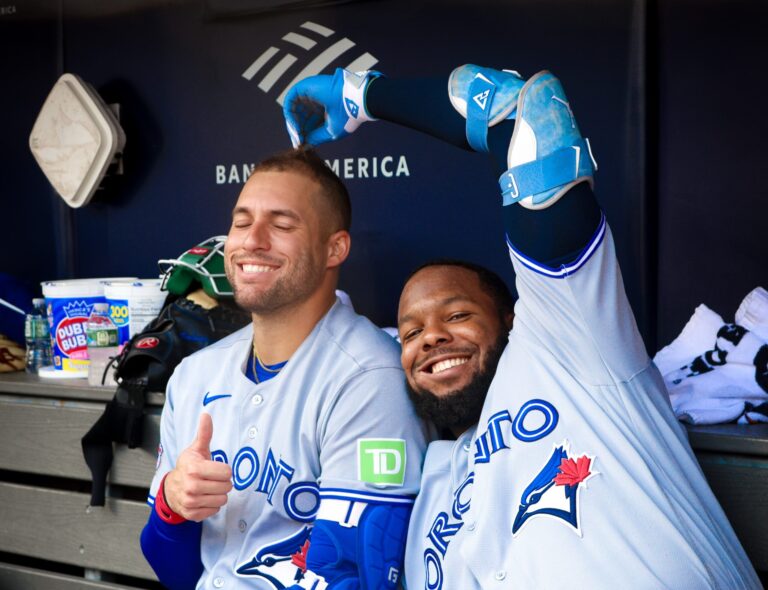 Toronto retira a Vladimir Guerrero Jr de alineación por molestias en la espalda