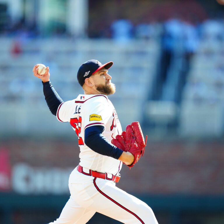 Atlanta gana con cuadrangular de Austin Riley el primer partido de la serie de Comodín