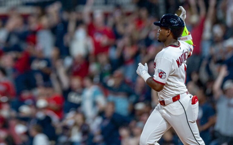 Angel Martínez regreso la alineación de Cleveland y les da el triunfo con dos cuadrangulares