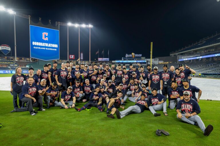 Guardianes de Cleveland avanzan directo a la serie divisional tras ganar la Central de la LA