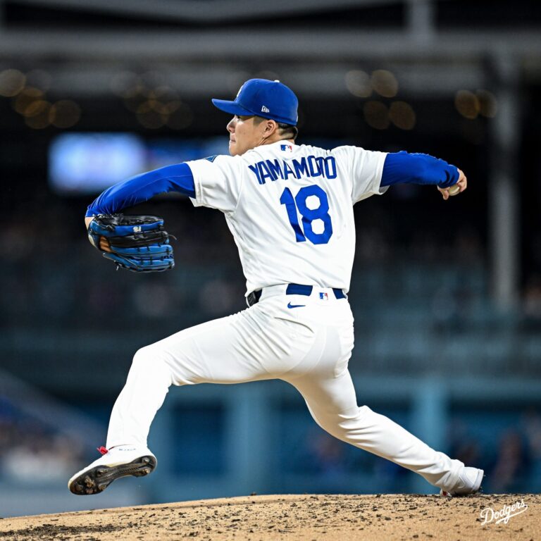 Yoshinobu Yamamoto iguala su marca personal de ponches con 10