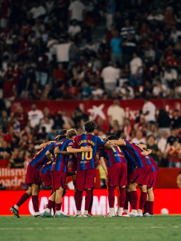 FC Barcelona remonta y derrota al Sevilla con tripletazo de Raphinha
