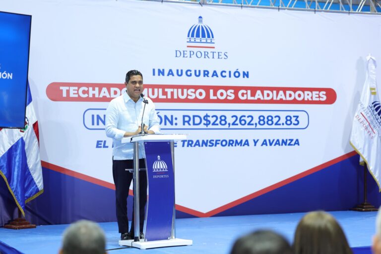 Raquel Peña y Kelvin Cruz entregan remozado multiuso del Club Los Gladiadores en Guachupita