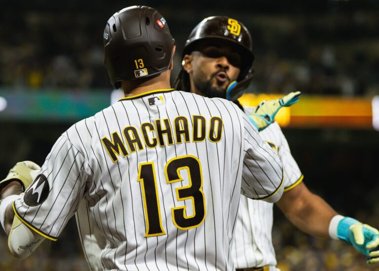 Con cuadrangulares de Tatis Jr y  Machado Padres ganan en inicio de serie de Comodín