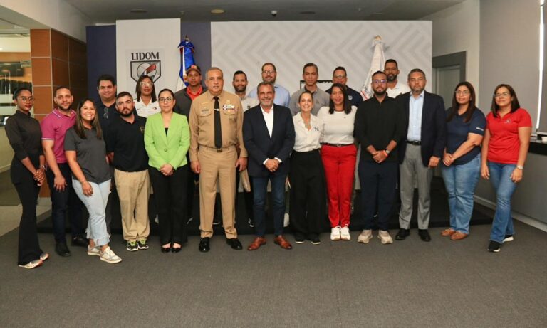 Comisionado de Béisbol y Migración buscan mejorar permisos y documentos de prospectos