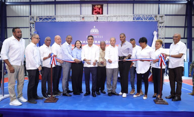 Kelvin Cruz entrega techado multiuso Óscar Santana en el ensanche Espaillat