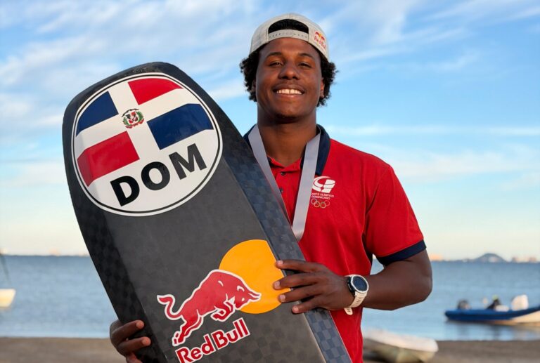 Deury Corniel pone en alto a República Dominicana gana medalla de plata en competencia internacional de kitesurf