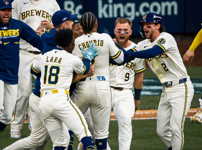Milwaukee deja en el terreno a Padres y coloca Serie Divisional 2-0 a su favor