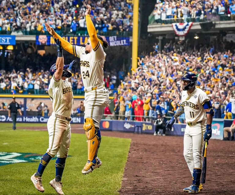 Los Cerveceros de Milwaukee buscan barrer la Serie Mundial en Tampa