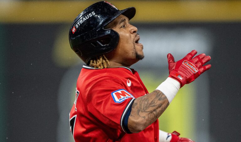 José Ramírez extiende racha a 17 partidos consecutivos embasándose