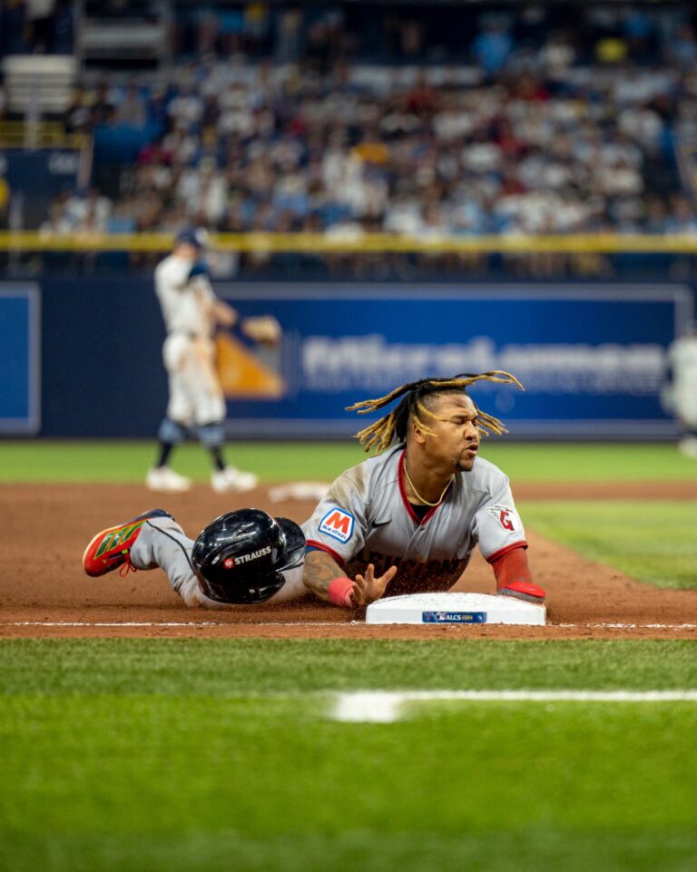 Cleveland vence a Tampa en inicio de la Serie de Campeonato de la Liga Americana