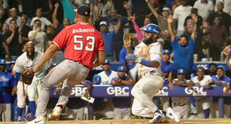 Tigres del Licey dejan en el terreno a Leones del Escogido