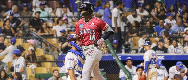 Jefferson Rojas conecta dos jonrones en triunfo de los Gigantes sobre el Licey