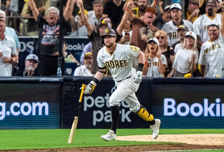 Padres “siguen con vida” buscan este miércoles igualar serie contra Milwaukee